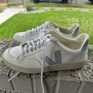 Veja Sneakers - size 8/39 Euro
